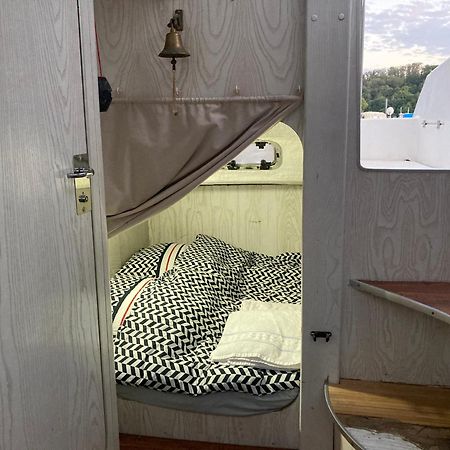Bateau-Gite Sur Le Halage De La Mayenne L'Huisserie Екстер'єр фото